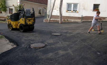 PODSLIVNICA  ASFALTIRANJE CESTE SKOZI VAS 01 FOTO LJUBO VUKELIČ